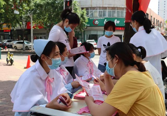超级宝妈：全国母乳喂养宣传日：山东医专附属医院志愿者深入社区宣传母乳喂养健康知识