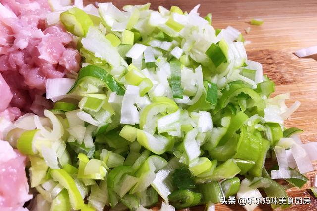 元旦后年关将至，教你调万能猪肉馅，多加“4味料”，加啥菜都香