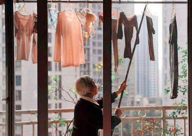 超级宝妈：“天黑前，把孩子衣服收进屋”，年轻人不屑的老观念，有科学依据