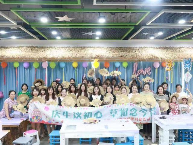 教师|太温馨！这所小学为36位教师过集体生日