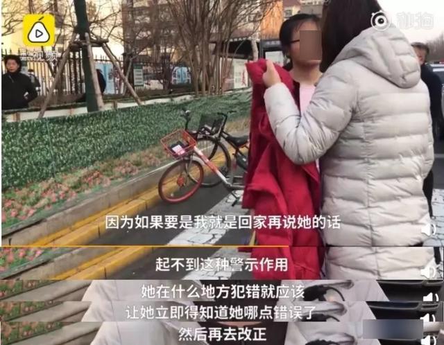 11岁被妈妈扒光，全车人拍照：多少孩子，被淹死在羞辱式教育里