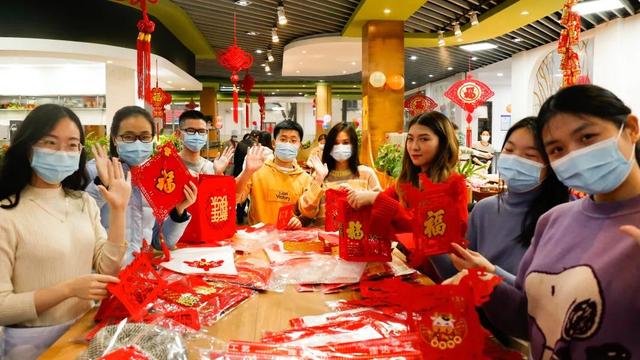 同学|30道各地美食的年夜饭开吃啦！上海财经大学留校师生共迎佳节：今晚一定要给家里打个电话