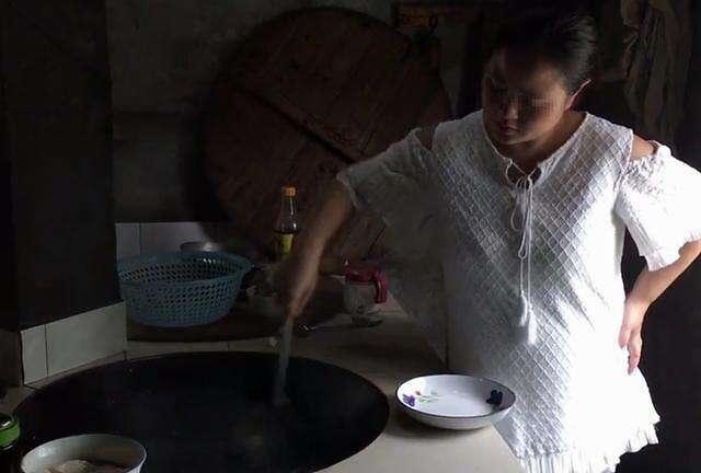 [超级宝妈]孕期无人照顾，准妈妈自己做“懒人餐”，网友：心疼你更心疼孩子