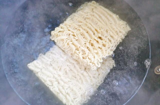 方便面还在煮着吃吗？换个新吃法，连吃3碗都不够