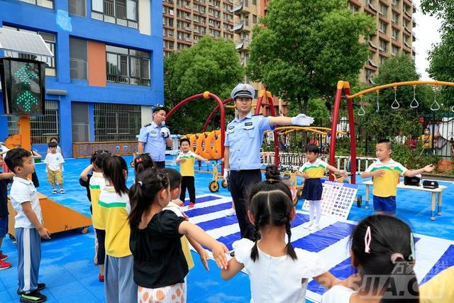 你的育儿经|“一盔一带”安全宣传走进幼儿园