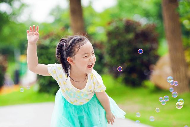 幸福大联盟|妈妈让兄妹一起午睡，偷偷推开门看情况，这画面被哥哥萌到了