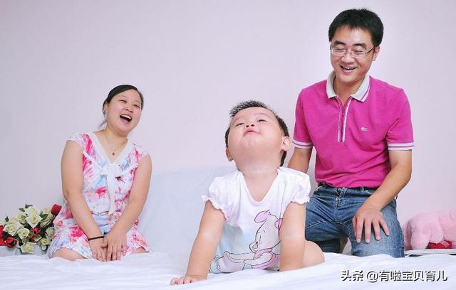 【超级宝妈】宝宝趴着玩的好处竟然这么多，这些训练方法都拿去「有啦育儿」