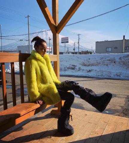 原味哆啦|郑希怡为参加《乘风破浪》减重40斤，看到她的腿后，杨幂都要自卑