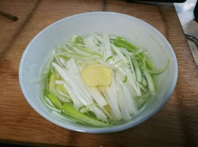 炒牛肉又嫩又好吃，别直接放盐和料酒腌制，教你正确方法和技巧