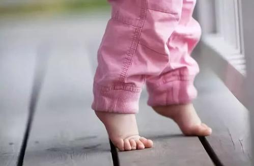 你的育儿经：孩子撒野管不住？就让他在光脚走两步吧，妈妈切记