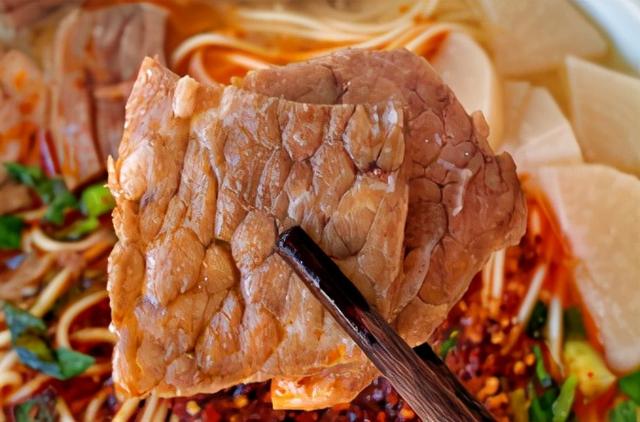 天冷了，来一碗热腾腾的家庭版牛肉面，暖心又暖胃，肉多汤鲜！爽