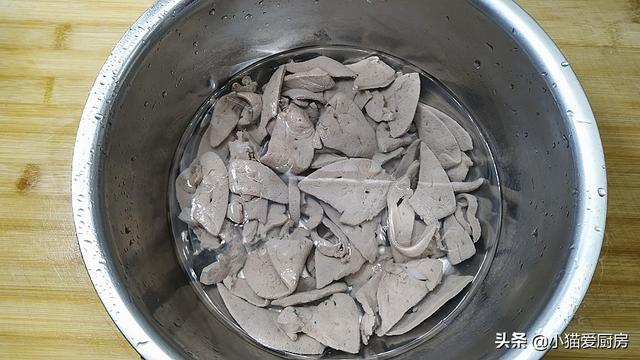 天冷了，早餐来一碗热气腾腾的“姜丝猪肝面”，鲜香好吃浑身暖和