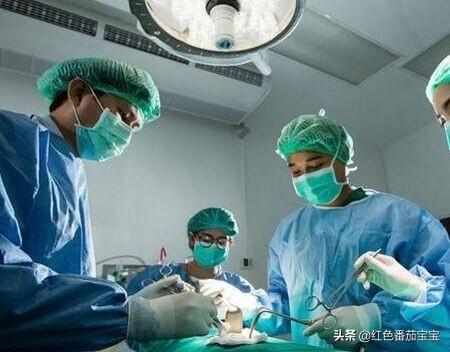 「你的育儿经」预产期过了一个月,孕妈才去医院,刚生出孩子,一家人伤心欲绝