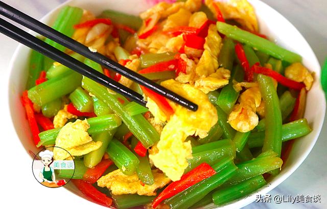 炒芹菜时，先焯水或直接炒都不对，牢记三个技巧，芹菜脆嫩不塞牙