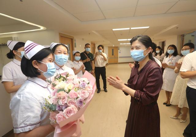 要确保护士薪酬待遇稳步提升，这个护士节最暖心的礼物来了