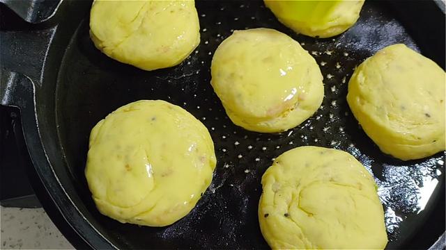 玉米面饼这样做，加多一种材料，口感丰富，吃着蓬松柔软，真香