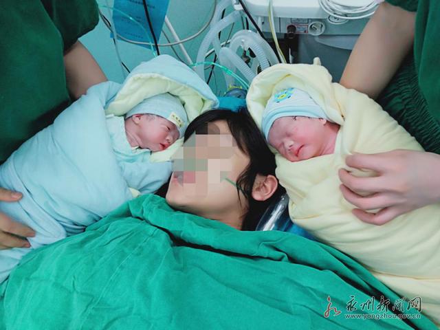 超级宝妈@双胞胎女儿平安出生,妈妈的脸上露出笑容
