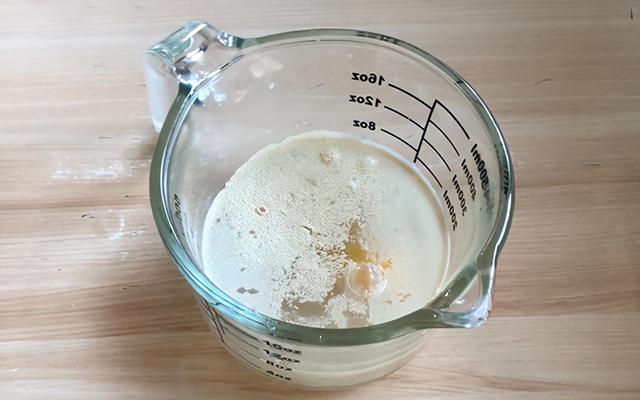 第一次这样做甜甜圈，色泽金黄，外酥内软，做法简单，无需烤箱