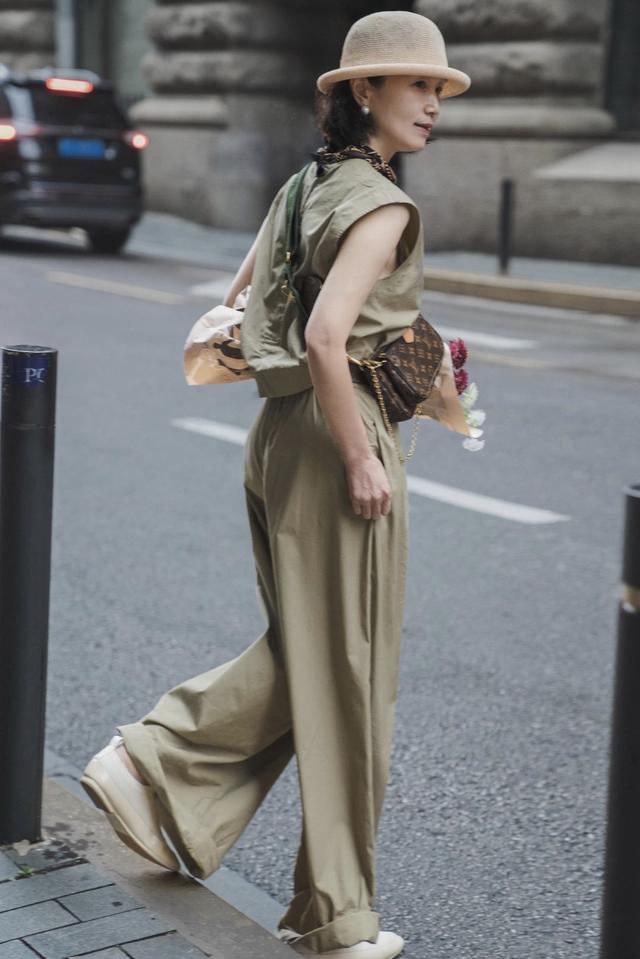 第五大道上了50岁的女人，少穿幼稚的T恤，三木妈妈的穿搭值得借鉴