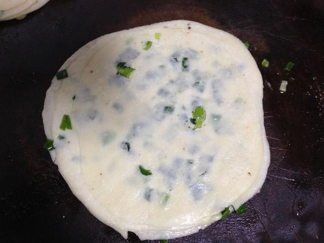 懒人版葱花饼做法，饺子皮就能轻松搞定，酥脆松软，比买的好吃