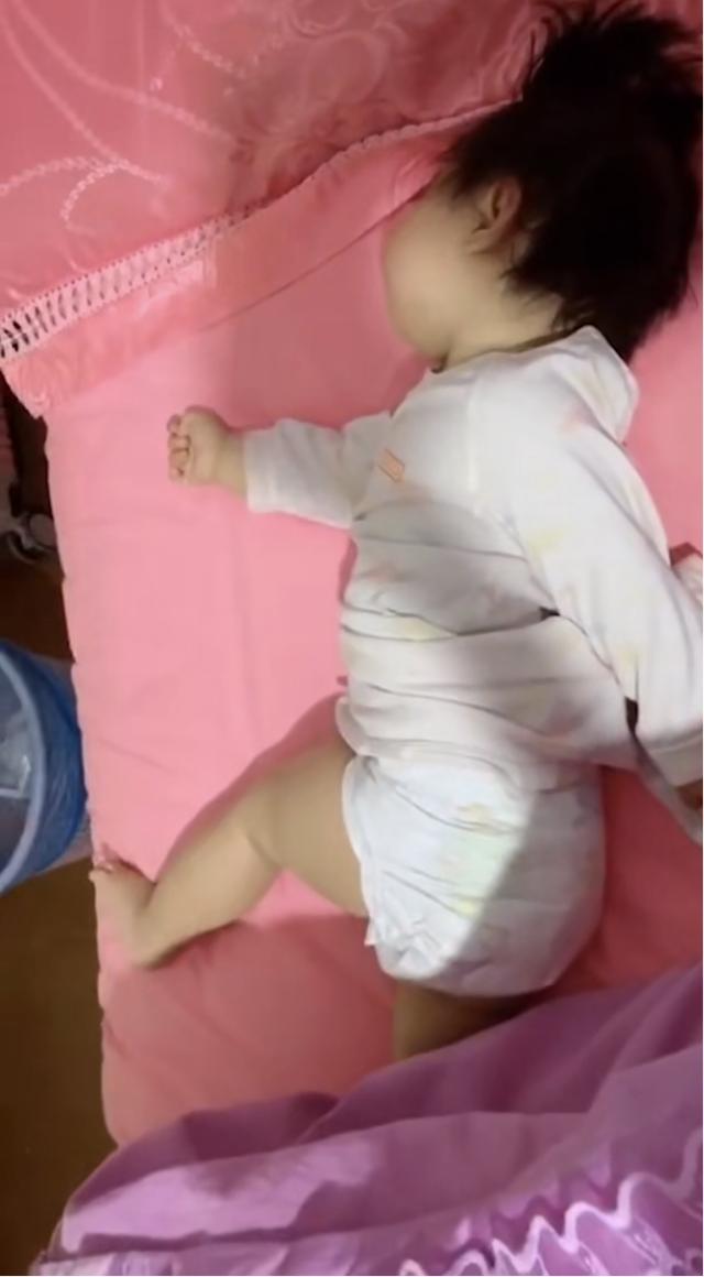 你的育儿经|宝宝奇葩睡姿大比拼，快来看看有没有你家宝宝的同款