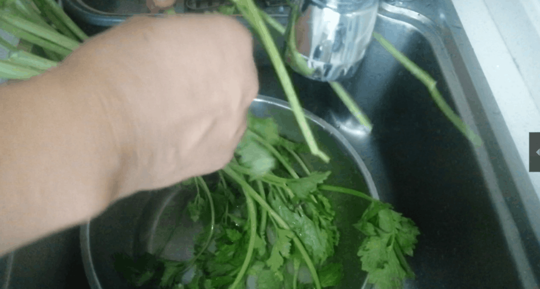 香干和什么搭配好吃？看看这味绿叶食材，成菜后香气扑鼻味美下饭