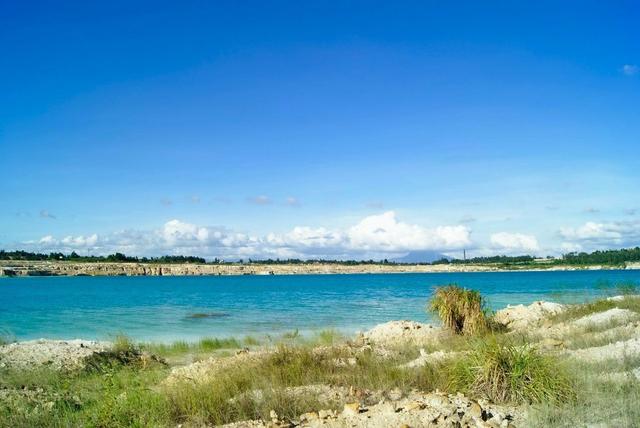 [旅行百事通]广东茂名露天矿：曾是百米深的废弃矿坑，如今变成了“马尔代夫”