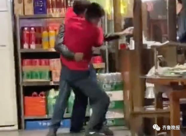 网友|500元一桌的山东农村婚宴火了！20个菜4个汤，全是硬菜！网友回忆：那个肘子别提了…