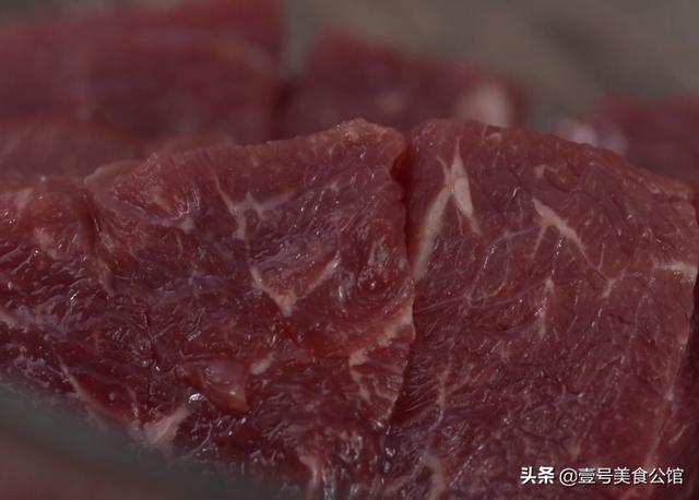 黑椒牛肉粒这样做太好吃，肉嫩营养，焦香四溢，家人爱吃的美食