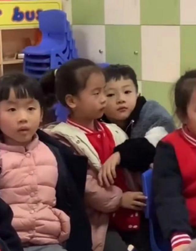 幼儿园小帅哥“温柔一靠”火了，网友：CP感爆棚一代更比一代强