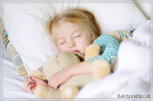 玻璃球的空气|分床睡怕照顾不好，同床睡怕性格软弱，孩子怎么睡觉才是正确的？