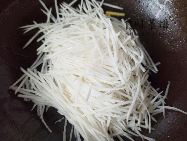 萝卜汤好喝有秘诀，汤里加点它，成本不过3块钱，出锅味道特鲜美