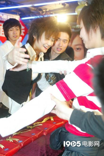 【影视交流地】重温青葱岁月！李宇春15年前珍贵帅气照片曝光