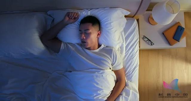 睡眠|别被"8小时睡眠论"骗了！睡得太多，比熬夜还伤身？是时候知道真相了