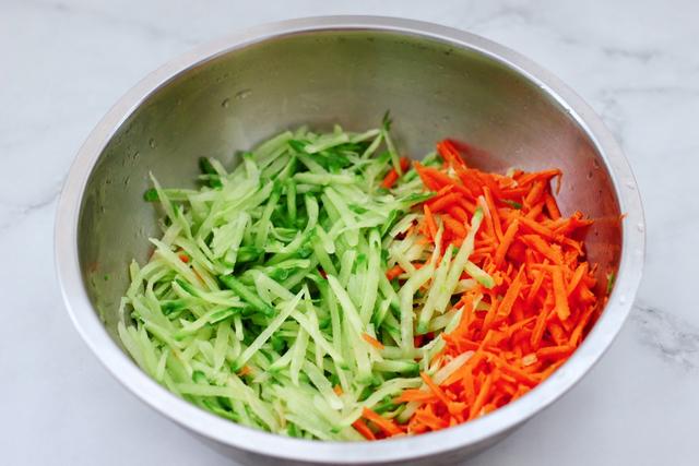 自己做包子没有外面卖得好吃，小厨教你萝卜鱿鱼馅，鲜美又营养