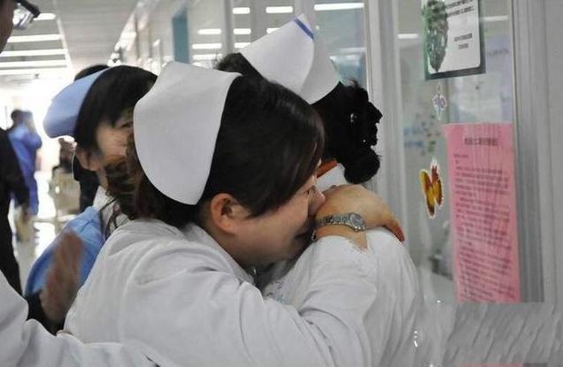 #超级宝妈#产妇半夜生娃，产房外只有大女儿一人等候，孩子的话让人落泪