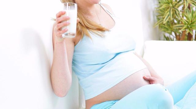 超级宝妈|孕妈因晚上总偷吃甜食，而诱发妊娠病，哪些食物孕期晚上要忌口？