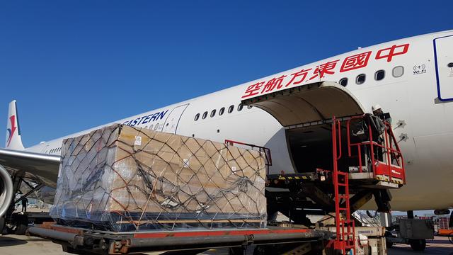 「新华社客户端」阿里巴巴海外采购百万件防疫物资驰援湖北