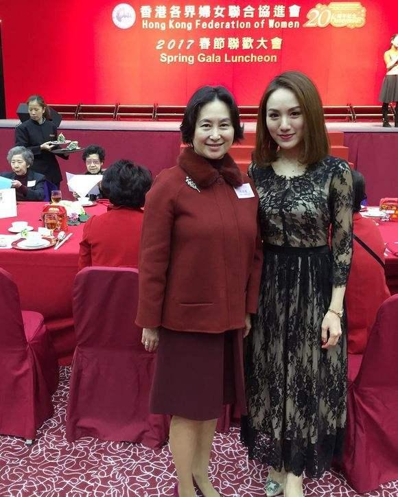 普拉达女王何超琼骨子里就高贵，穿碎花裙挺直腰板，衬得甘比更老一样