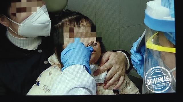 「超级宝妈」3岁女童天天掏鼻孔,嘴里“吐出”异物,妈妈:她想当豌豆射手