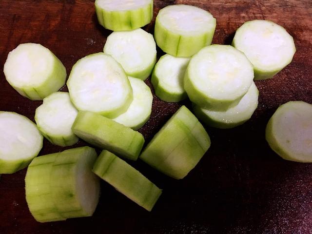 丝瓜这样吃，简单好做，蒸一蒸原汁原味，味道鲜美