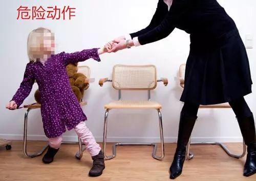 超级宝妈|小孩手肘痛不敢动，原来是脱位了