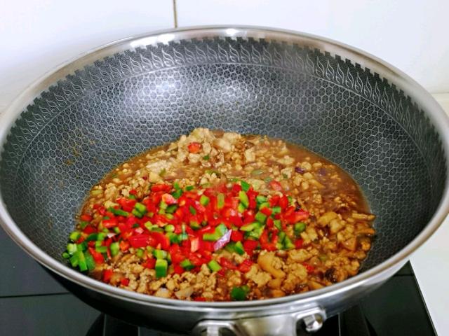 冬天我家最爱的一道炒菜，有荤有素，营养全面，做法十分简单