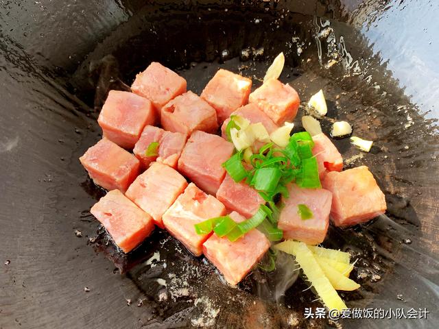 牛肉粒不要直接炒，掌握腌制的小窍门，炒出来滑嫩好吃不发柴