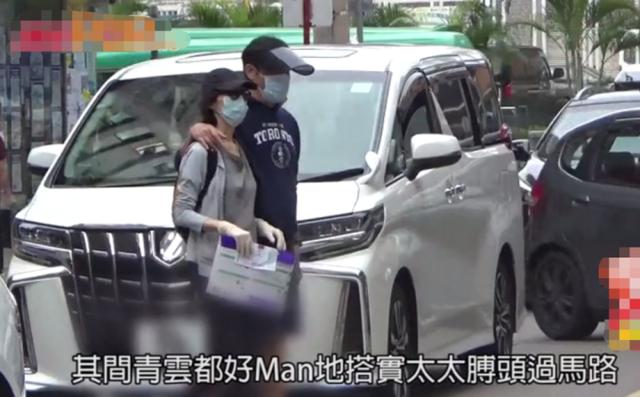 结婚22年恩爱不改!刘青云紧搂老婆护其过马路生活报