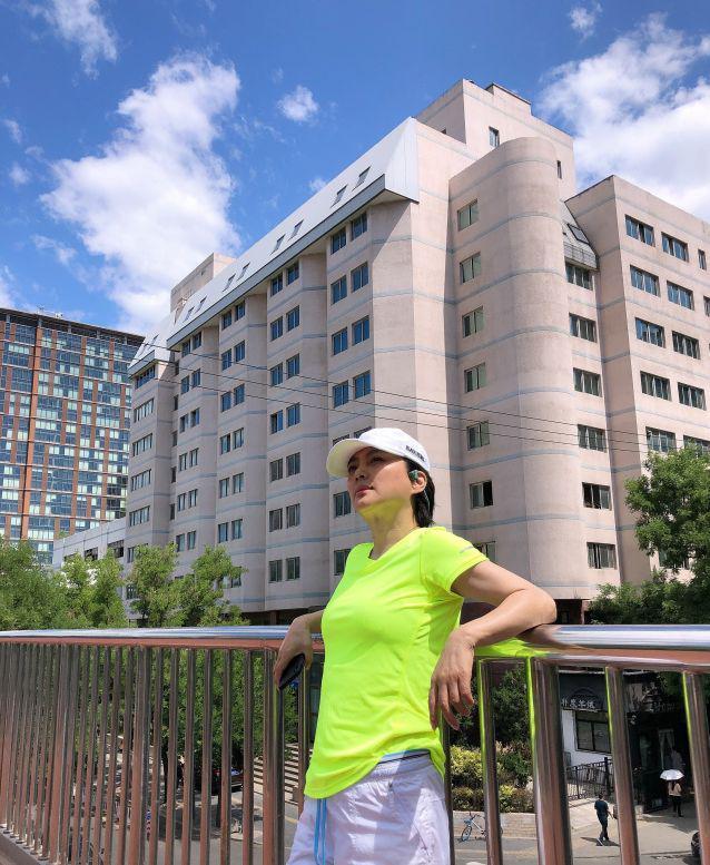 最时尚57岁李玲玉也不服老，v领T恤搭配背带裤秀身材，“扮嫩”属她自然