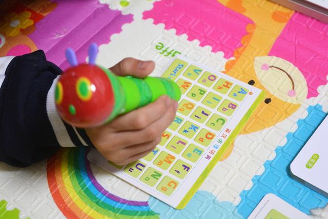 上手体验小彼恩好饿的毛毛虫点读笔WIFI版，资源丰富点读简单