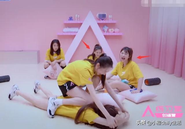 肆无忌惮的美|张艺凡给陈卓璇正骨，当镜头拍到围观学员的脸，笑得不要太开心