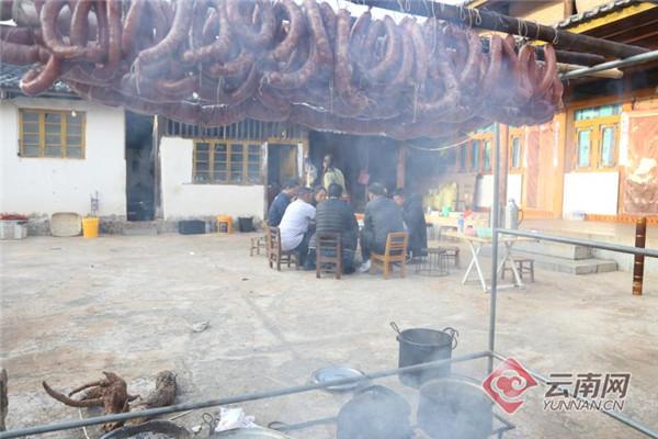 云南保山施甸县：姚关豆腐肠出炉了