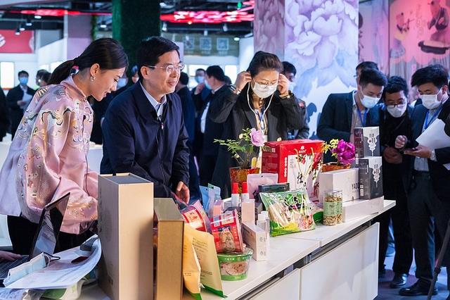 「齐鲁网」因为一朵花，菏泽市委书记和市长携手阿里，偕20位网红直播带货、云赏牡丹